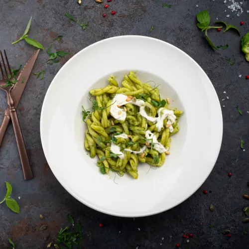 Pâtes au pesto et au jambon cru